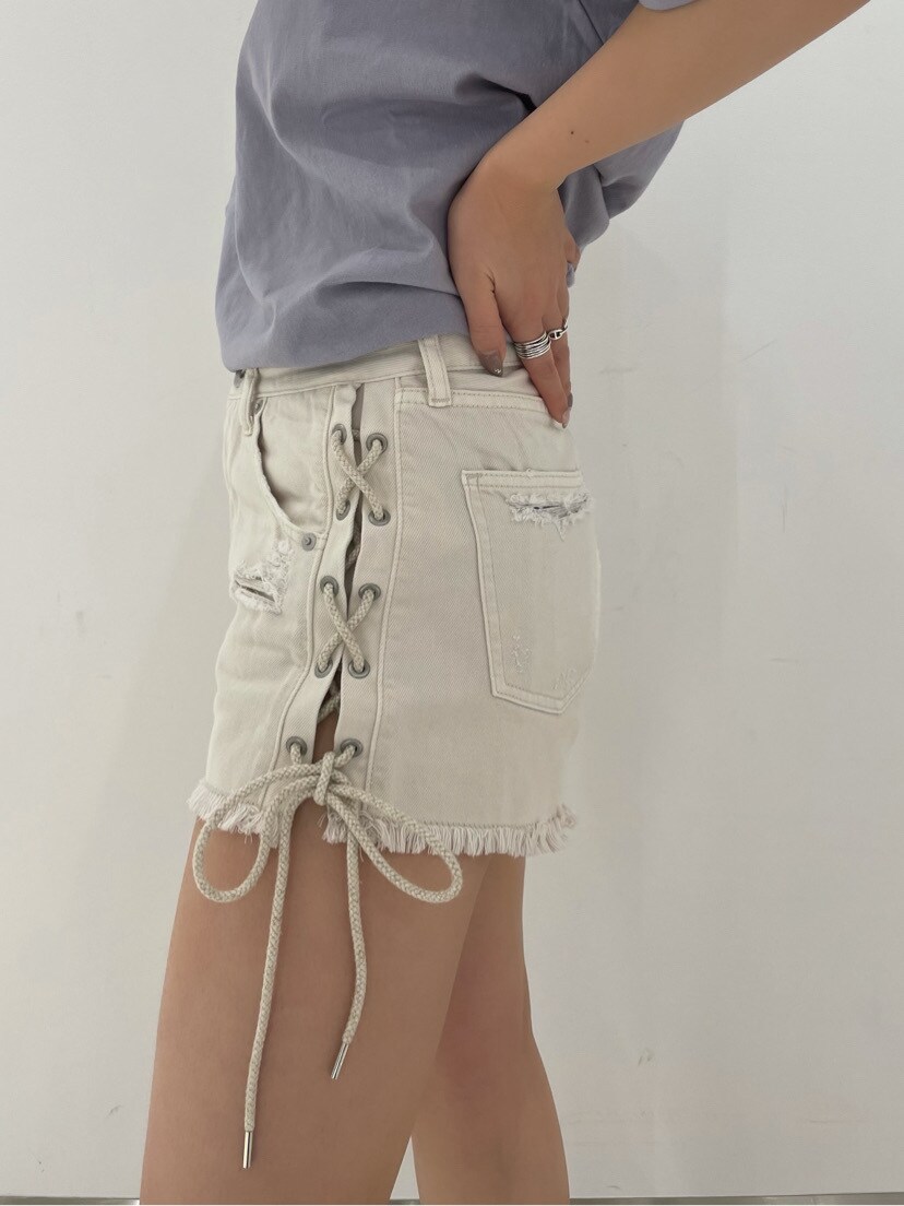 ホワイト系のチューブトップ、ホワイト系のデニムパンツ、パープル系のTシャツ/カットソーを着用したレディースの春コーディネートの6枚目の写真