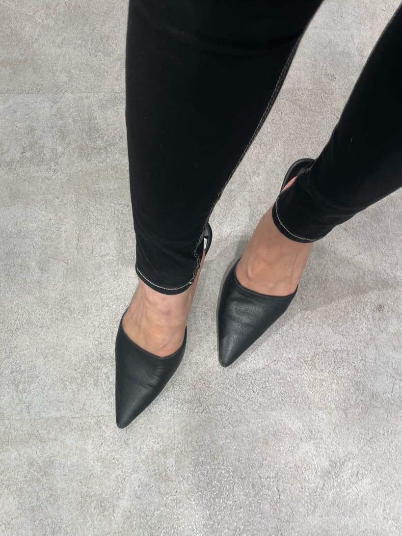 ブラック系のパンプス、ブラック系のデニムパンツ、ブラック系のTシャツ/カットソーを着用したレディースの夏コーディネートの7枚目の写真