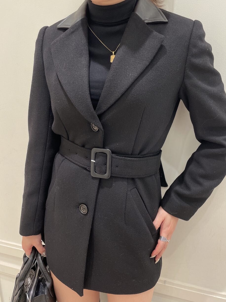 ブラック系のテーラードジャケット、ブラック系のデニムパンツ、ブラック系のTシャツ/カットソーを着用したレディースの秋コーディネートの3枚目の写真