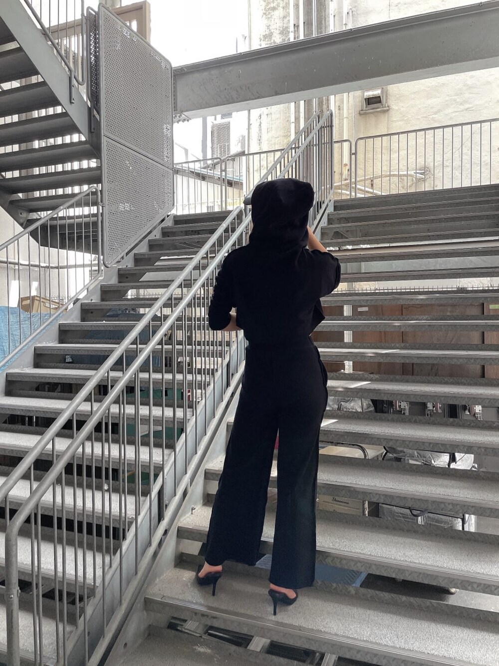 ブラック系のその他パンツ、ブラック系のパーカー、ブラック系のパンプスを着用したレディースの夏コーディネートの3枚目の写真