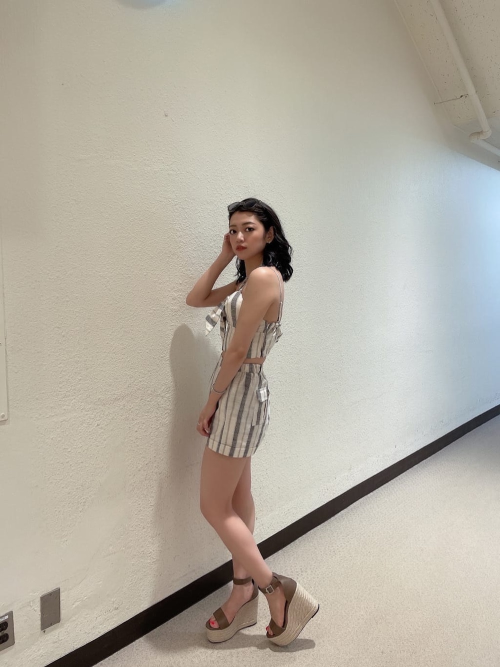 ブラウン系のサンダル、その他のシャツ/ブラウス、その他のその他パンツを着用したレディースの夏コーディネートの2枚目の写真