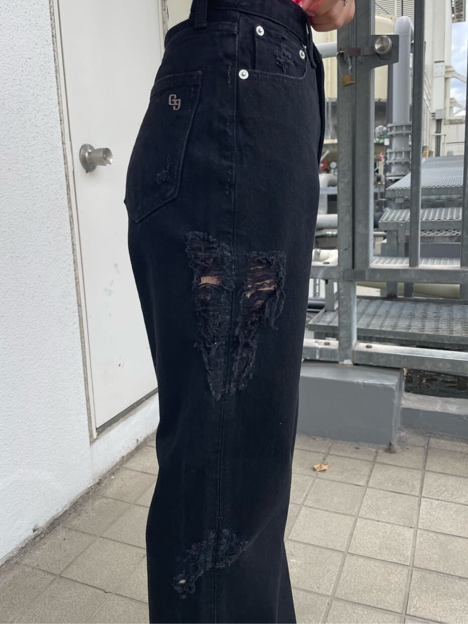 ブラック系のサンダル、ブラック系のデニムパンツ、ピンク系のチューブトップを着用したレディースの夏コーディネートの8枚目の写真