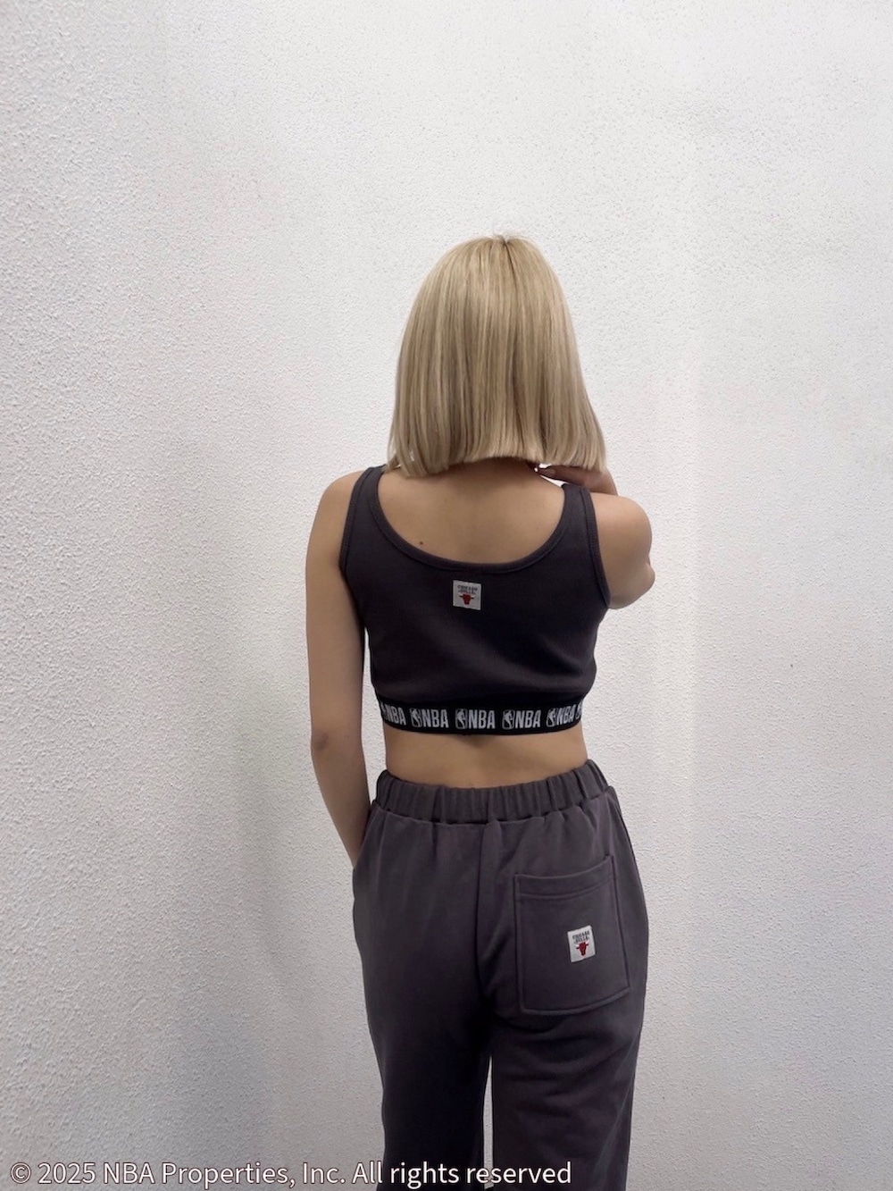 グレー系のパーカー、グレー系のスウェットパンツ、ブラック系のサンダルを着用したレディースの夏コーディネートの5枚目の写真