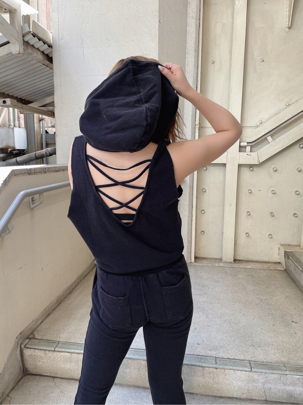 ブラック系のその他パンツ、ブラック系のパンプス、ブラック系のパーカーを着用したレディースの春コーディネートの3枚目の写真