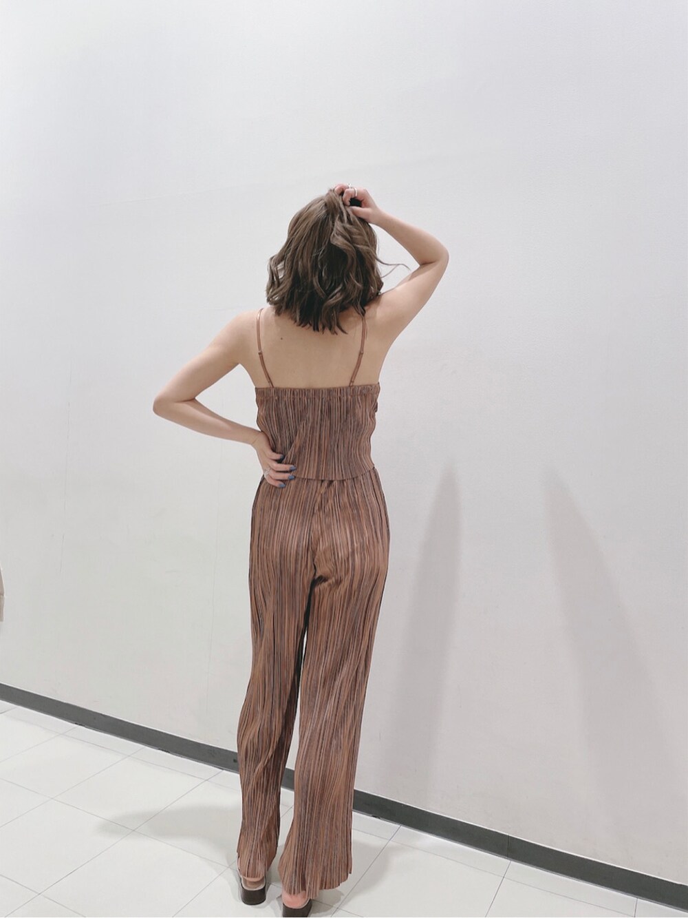 ブラウン系のその他パンツ、ホワイト系のサンダル、ブラウン系のキャミソールを着用したレディースの春コーディネートの4枚目の写真