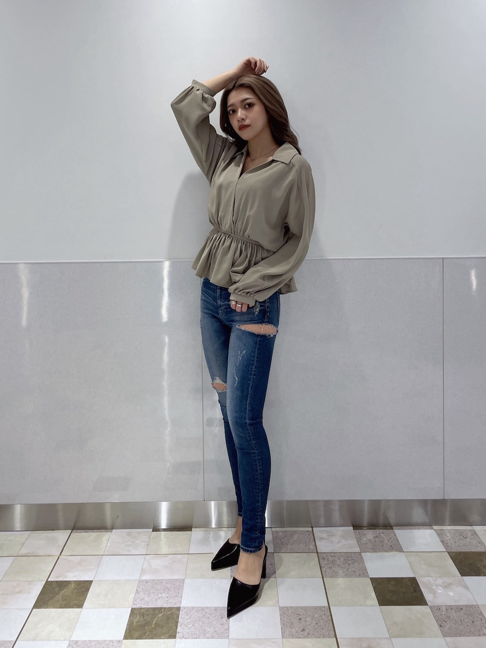 ベージュ系のシャツ/ブラウス、ブルー系のデニムパンツ、ブラック系のパンプスを着用したレディースの冬コーディネートの2枚目の写真