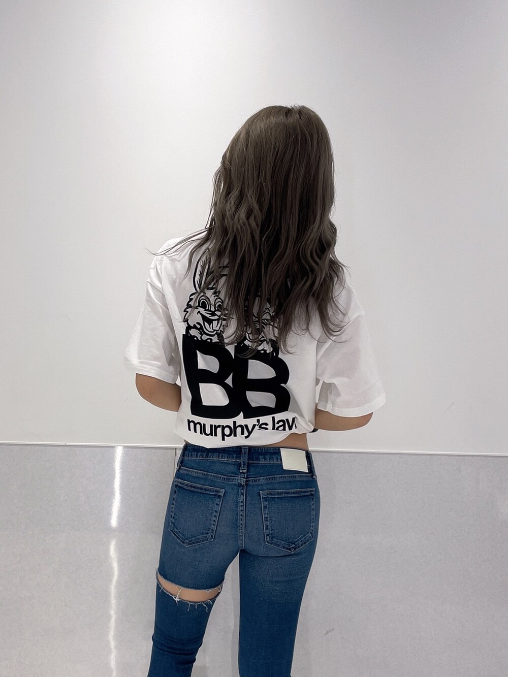 ホワイト系のTシャツ/カットソー、ブルー系のデニムパンツ、ホワイト系のサンダルを着用したレディースの夏コーディネートの5枚目の写真