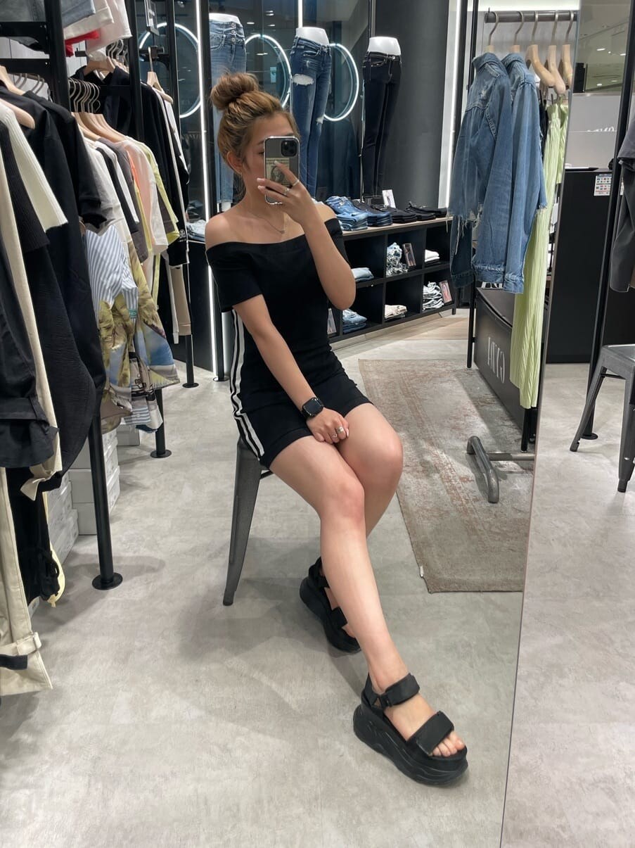 ブラック系のワンピース、ブラック系のサンダルを着用したレディースの春コーディネートの3枚目の写真