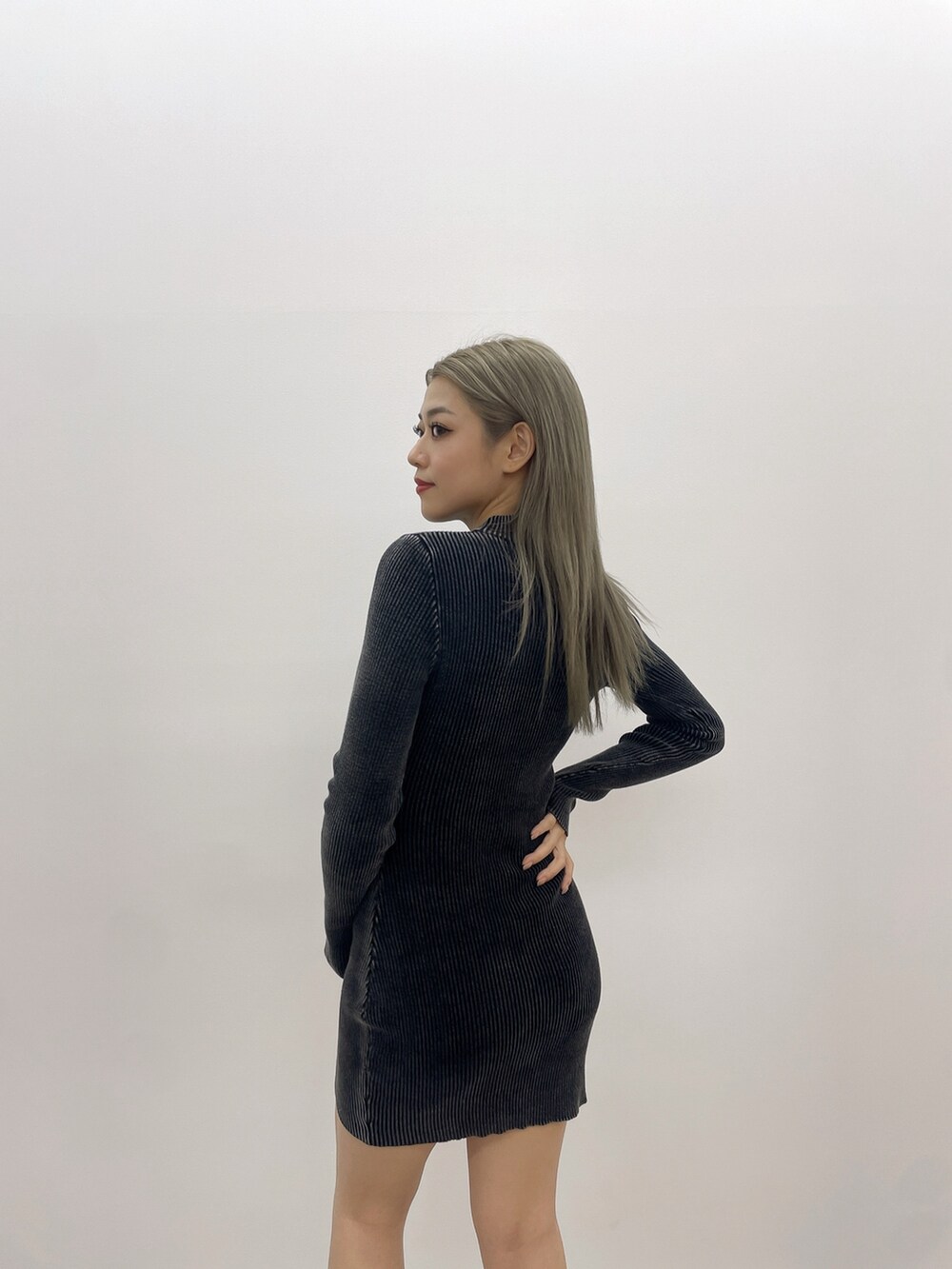 ブラック系のワンピース、ブラック系のブーツを着用したレディースの冬コーディネートの4枚目の写真