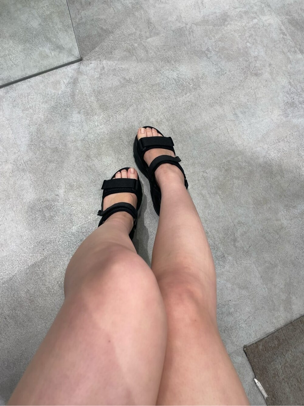 ブラック系のワンピース、ブラック系のサンダルを着用したレディースの春コーディネートの7枚目の写真