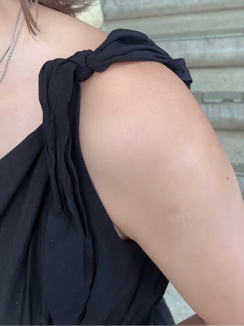 ブラック系のつなぎ/オールインワン、ブラック系のサンダル、ホワイト系のハンドバッグを着用したレディースの夏コーディネートの7枚目の写真