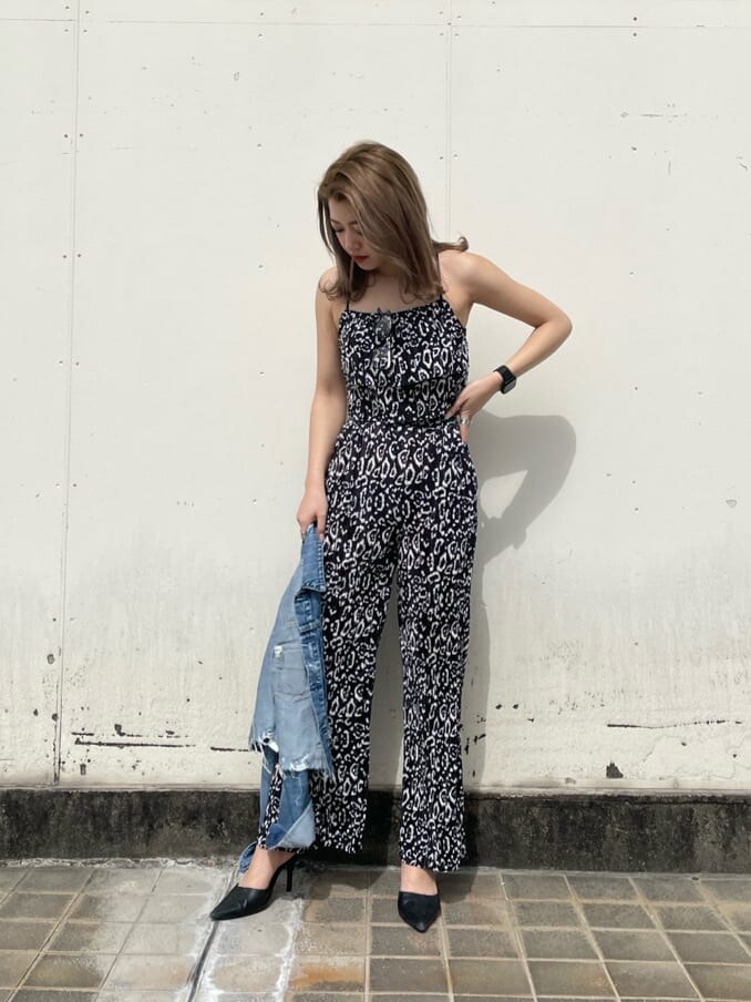 ブラック系のパンプス、ブルー系のデニムジャケット、その他のその他パンツを着用したレディースの春コーディネートの2枚目の写真