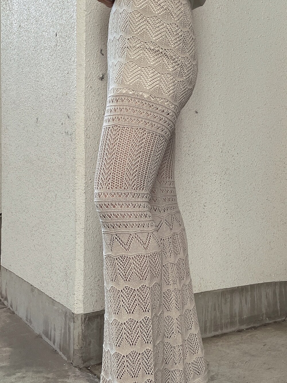 ホワイト系のTシャツ/カットソー、ホワイト系のその他パンツ、ホワイト系のパンプスを着用したレディースの春コーディネートの7枚目の写真