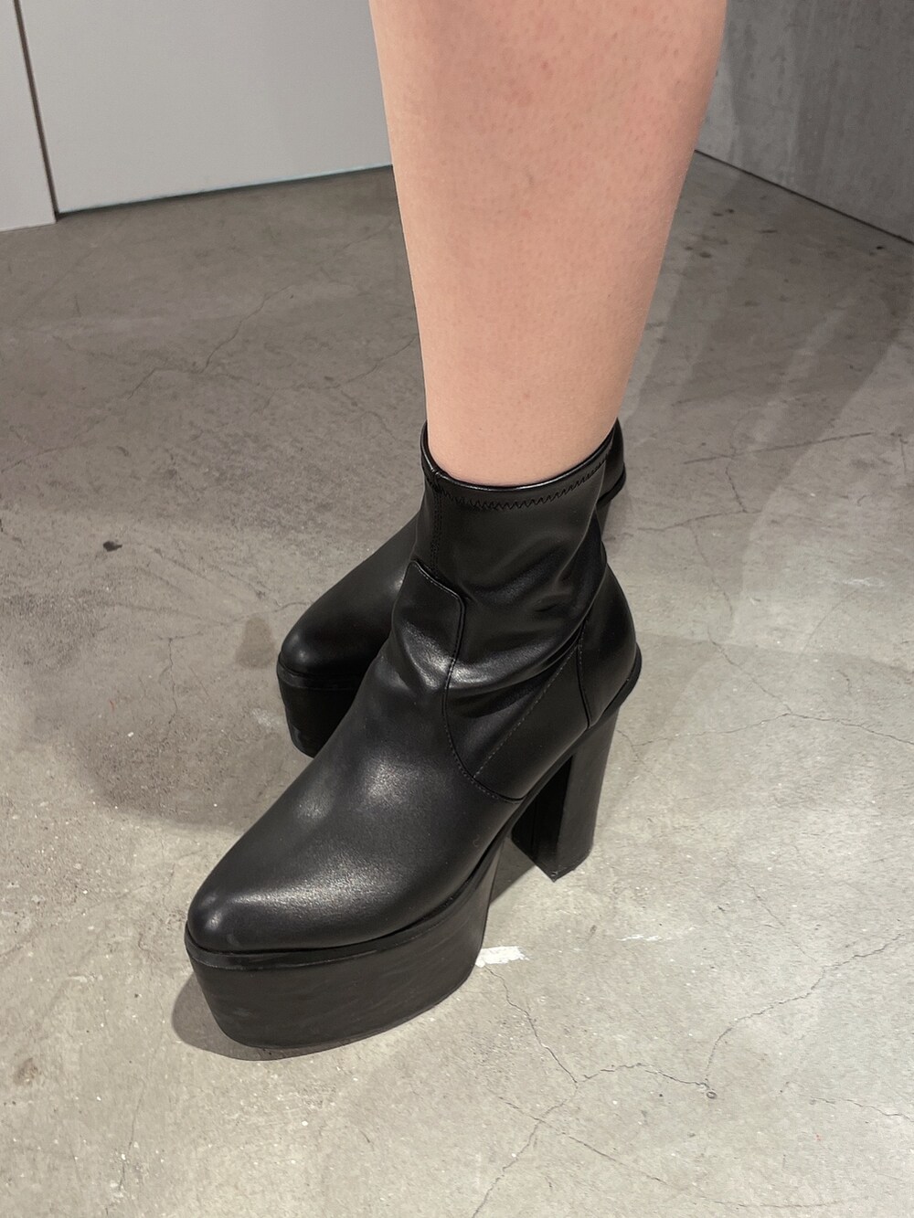 ベージュ系のブルゾン、ブラック系のブーツを着用したレディースの冬コーディネートの7枚目の写真