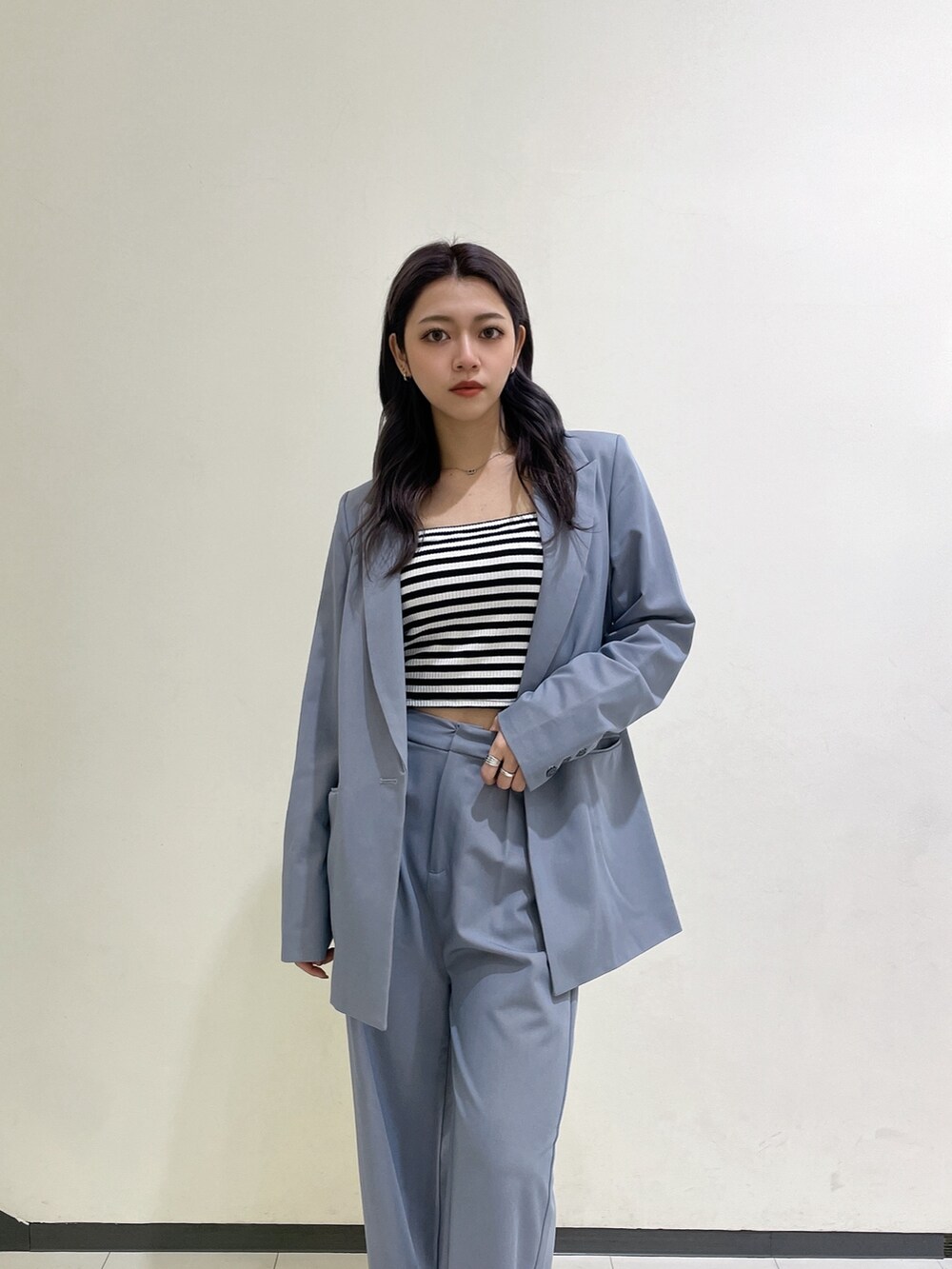 その他のキャミソール、ブルー系のその他パンツ、ブラック系のブーツを着用したレディースの春コーディネートの4枚目の写真