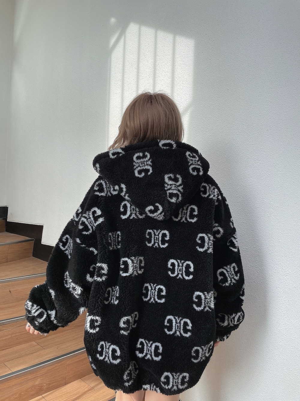 ブラック系のニット/セーター、ブラック系のブルゾン、ブラック系のブーツを着用したレディースの秋コーディネートの5枚目の写真