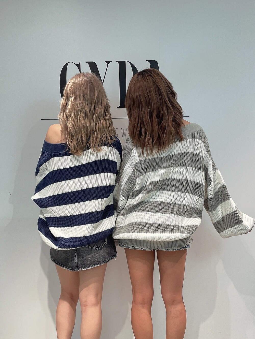 グレー系のカーディガン/ボレロ、ブルー系のカーディガン/ボレロ、ブラック系のデニムスカートを着用したレディースの夏コーディネートの4枚目の写真