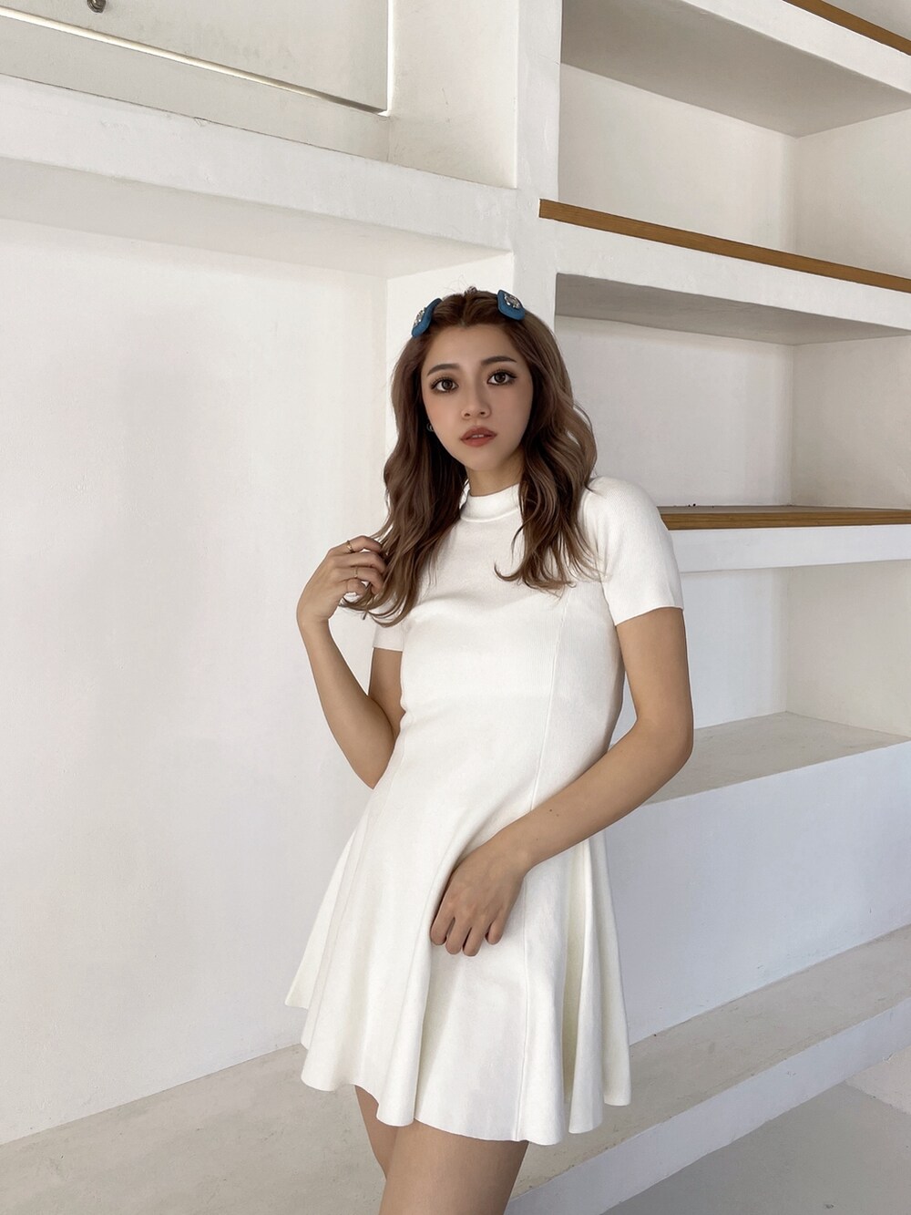 ホワイト系のワンピース、ホワイト系のサンダル、ブルー系のバレッタ/ヘアクリップを着用したレディースの春コーディネートの4枚目の写真