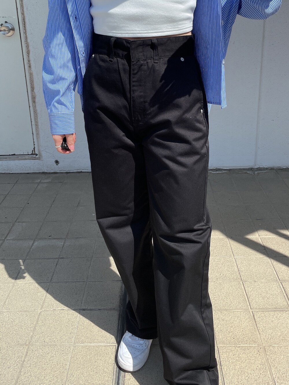 ホワイト系のキャミソール、ブラック系のその他パンツ、ブルー系のシャツ/ブラウスを着用したレディースの春コーディネートの7枚目の写真