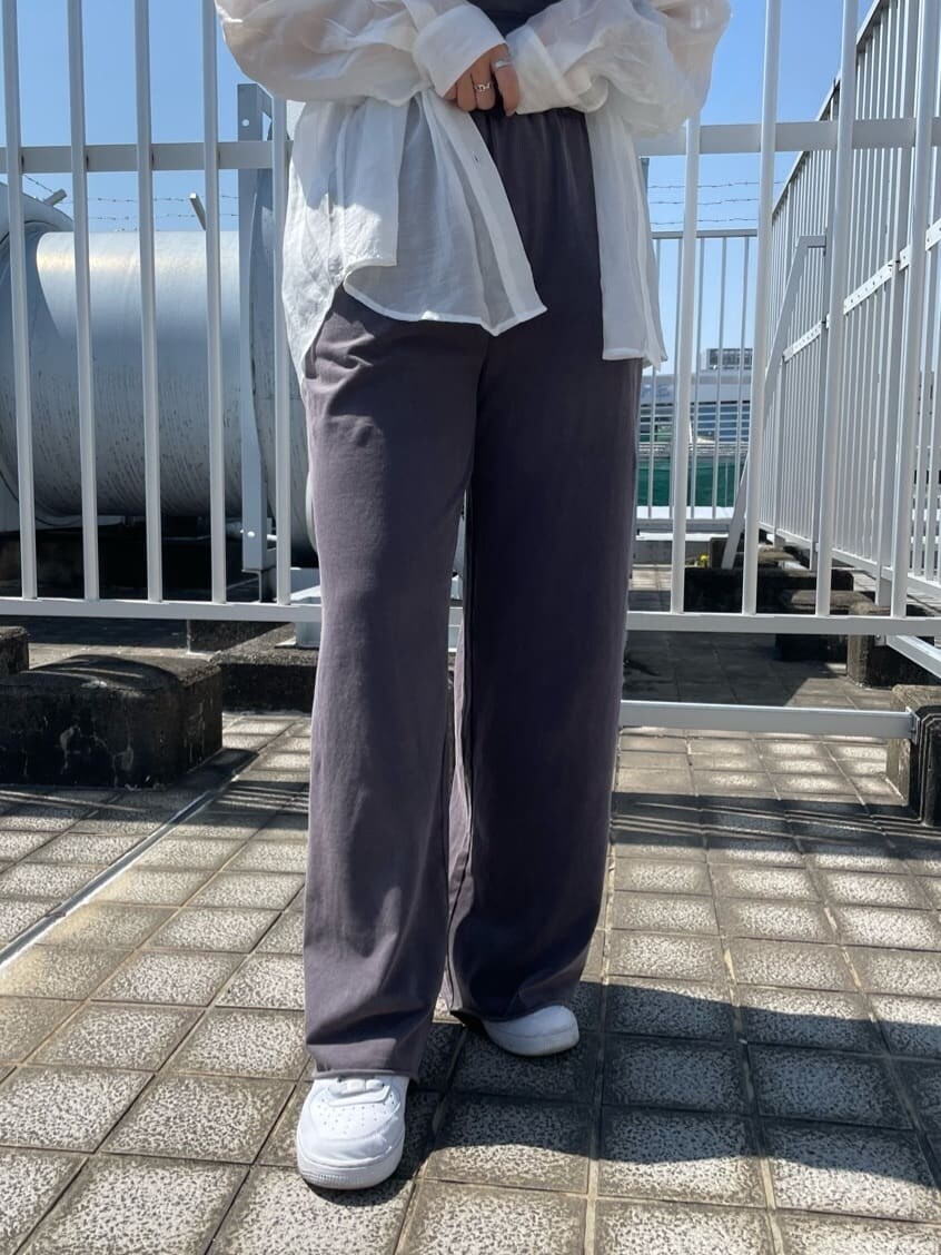 ホワイト系のシャツ/ブラウス、グレー系のその他パンツ、グレー系のキャミソールを着用したレディースの春コーディネートの7枚目の写真