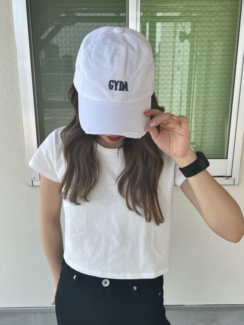 ブラック系のパンプス、ブラック系のその他パンツ、ホワイト系のTシャツ/カットソーを着用したレディースの春コーディネートの4枚目の写真