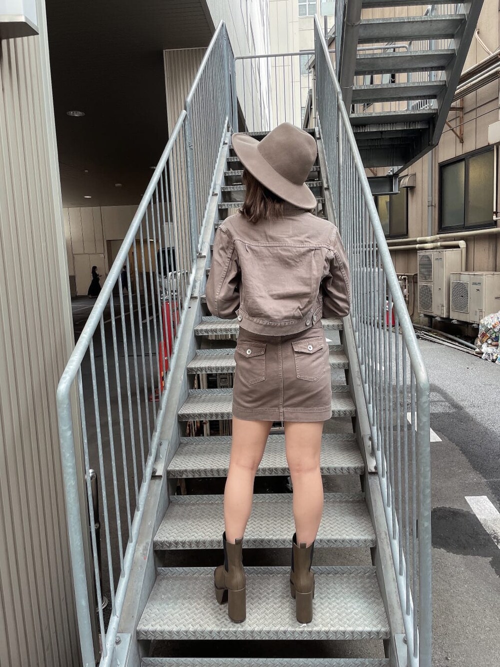 ブルー系のデニムジャケット、ベージュ系のデニムジャケット、ベージュ系のブーツを着用したレディースの夏コーディネートの3枚目の写真