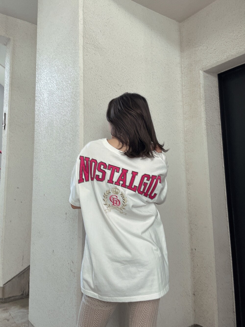 ホワイト系のTシャツ/カットソー、ホワイト系のその他パンツ、ホワイト系のパンプスを着用したレディースの春コーディネートの4枚目の写真