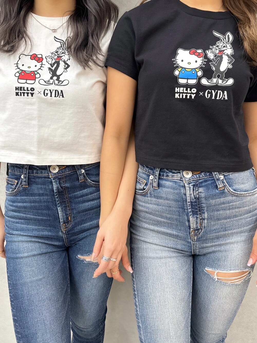 ブラック系のTシャツ/カットソー、ホワイト系のTシャツ/カットソー、ブルー系のデニムパンツを着用したレディースの春コーディネートの3枚目の写真