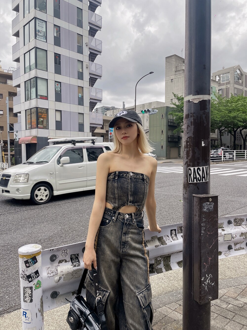 その他のつなぎ/オールインワン、ブラック系のハンドバッグ、ブラック系のキャップを着用したレディースの夏コーディネートの2枚目の写真