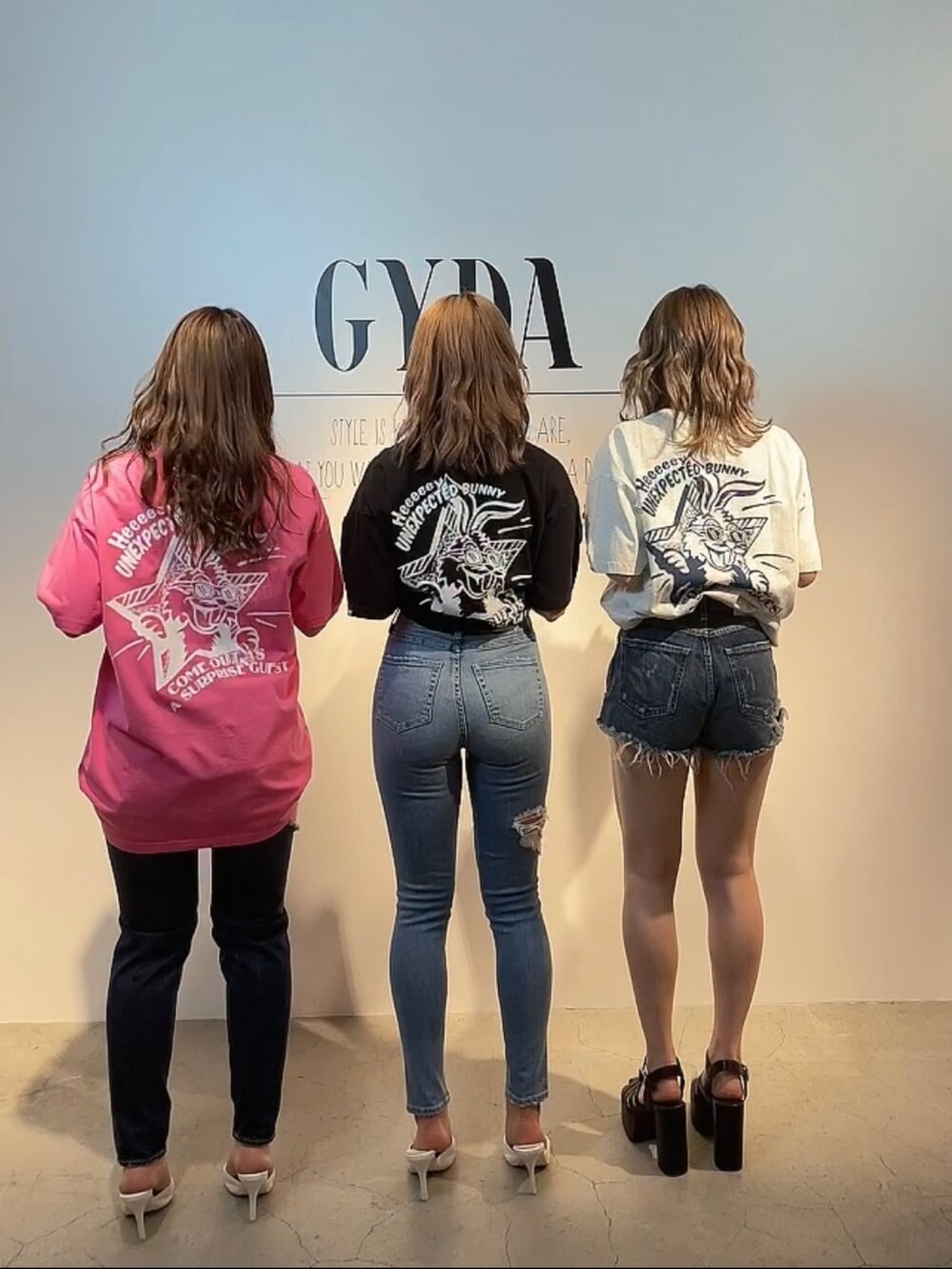 ピンク系のTシャツ/カットソー、グレー系のTシャツ/カットソー、ブラック系のTシャツ/カットソーを着用したレディースの夏コーディネートの3枚目の写真