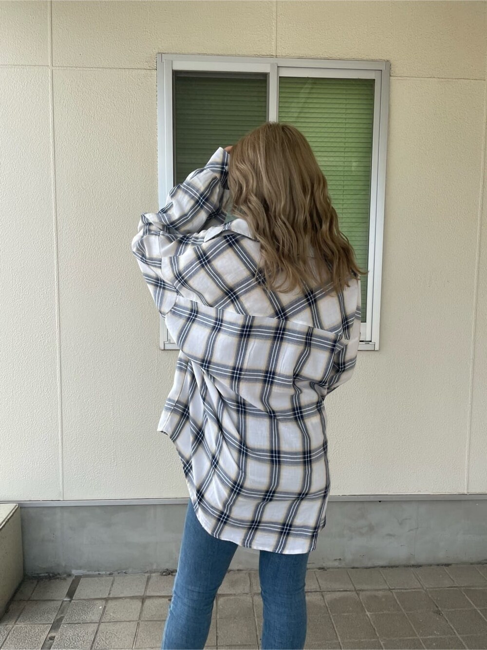 ホワイト系のシャツ/ブラウス、ホワイト系のハンドバッグ、ブルー系のデニムパンツを着用したレディースの夏コーディネートの5枚目の写真