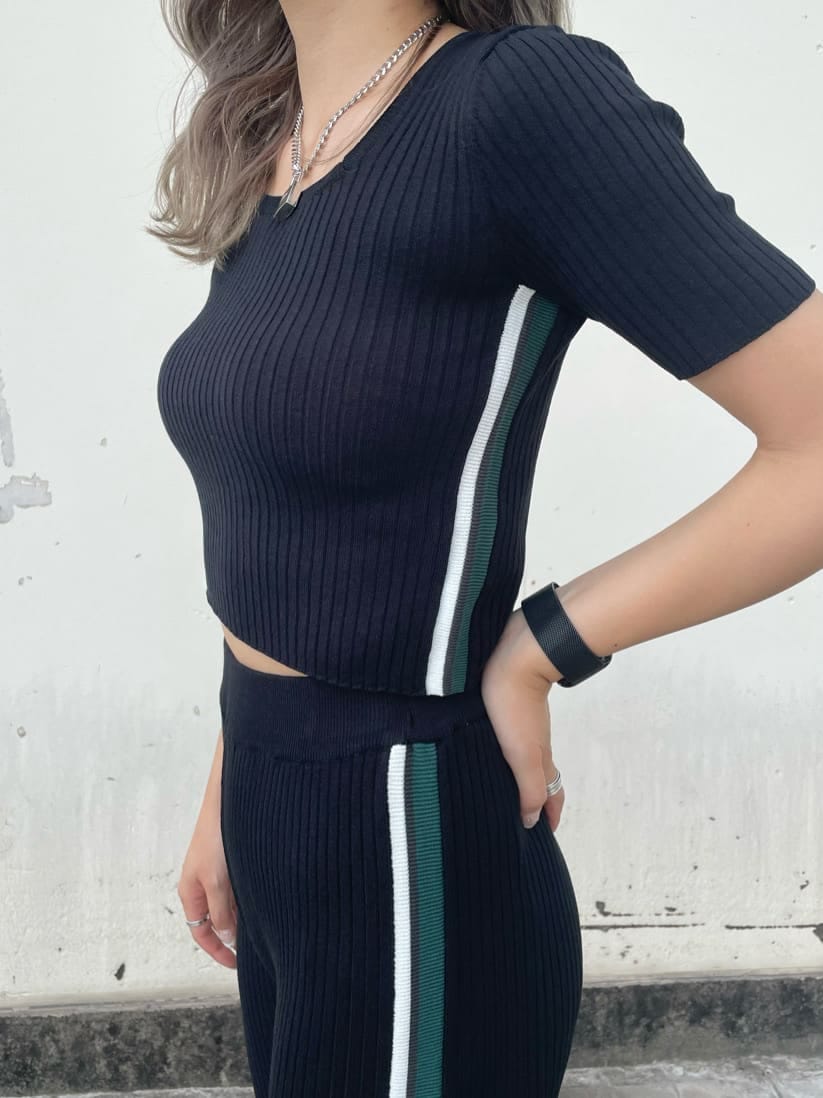 ブラック系のサンダル、ブラック系のその他パンツ、ブラック系のニット/セーターを着用したレディースの夏コーディネートの4枚目の写真