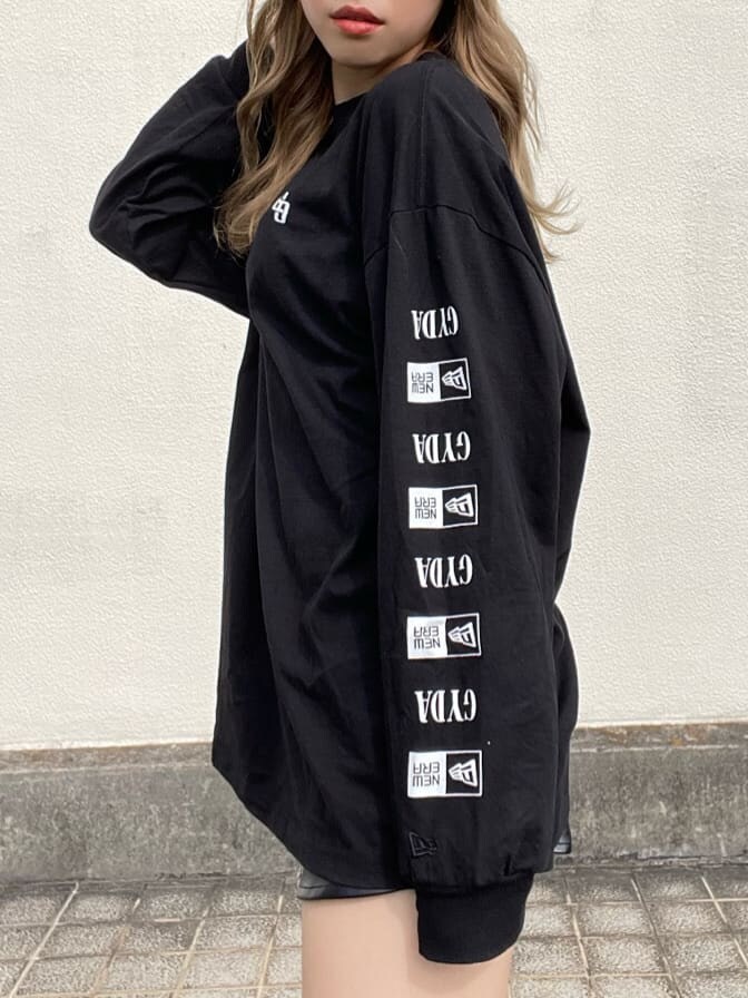 ブラック系のTシャツ/カットソー、ブラック系のその他雑貨を着用したレディースの秋コーディネートの4枚目の写真