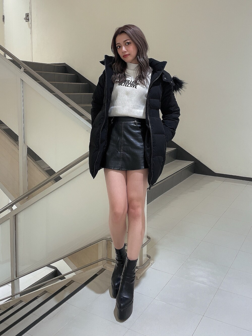 ブラック系のダウンジャケット/コート、ブラック系のブーツを着用したレディースの秋コーディネートの3枚目の写真