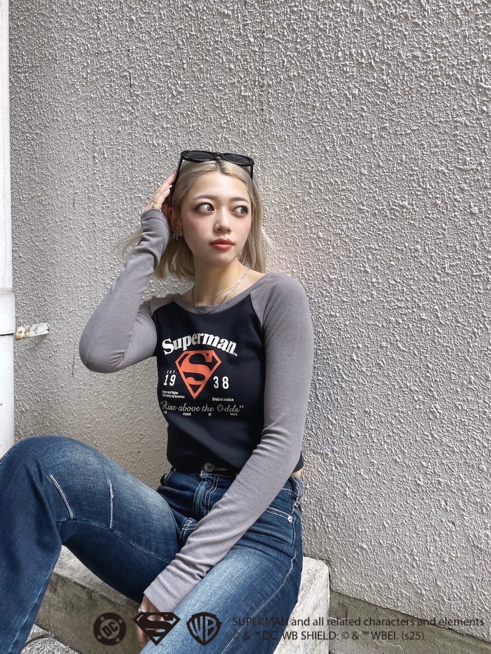ブラック系のTシャツ/カットソー、ブルー系のデニムパンツ、ブラック系のブーツを着用したレディースの秋コーディネートの4枚目の写真