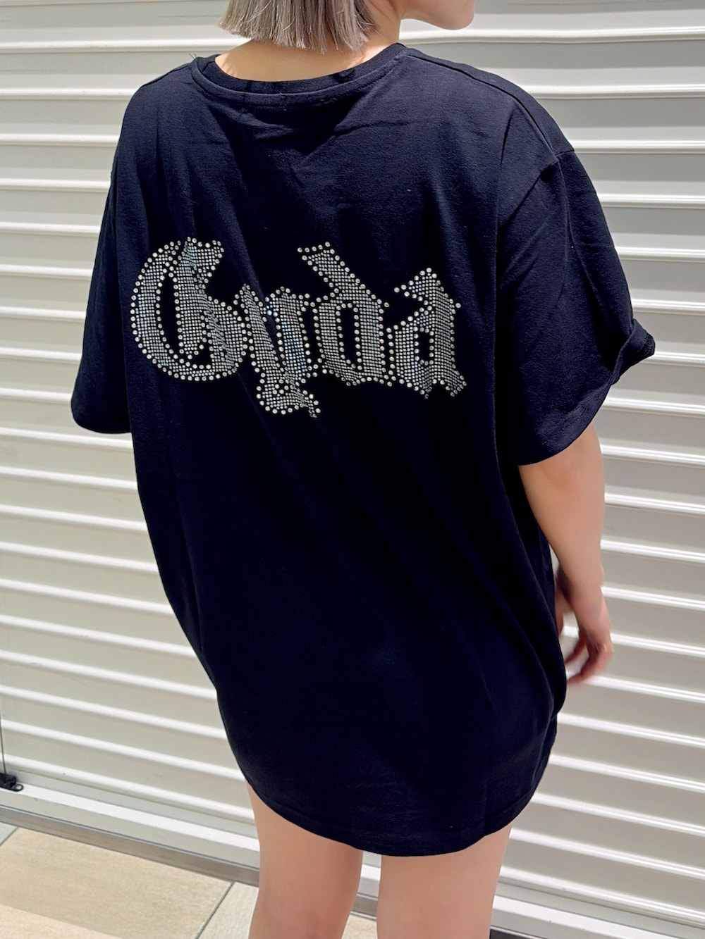 ブラック系のTシャツ/カットソー、ブラック系のスニーカーを着用したレディースの夏コーディネートの4枚目の写真