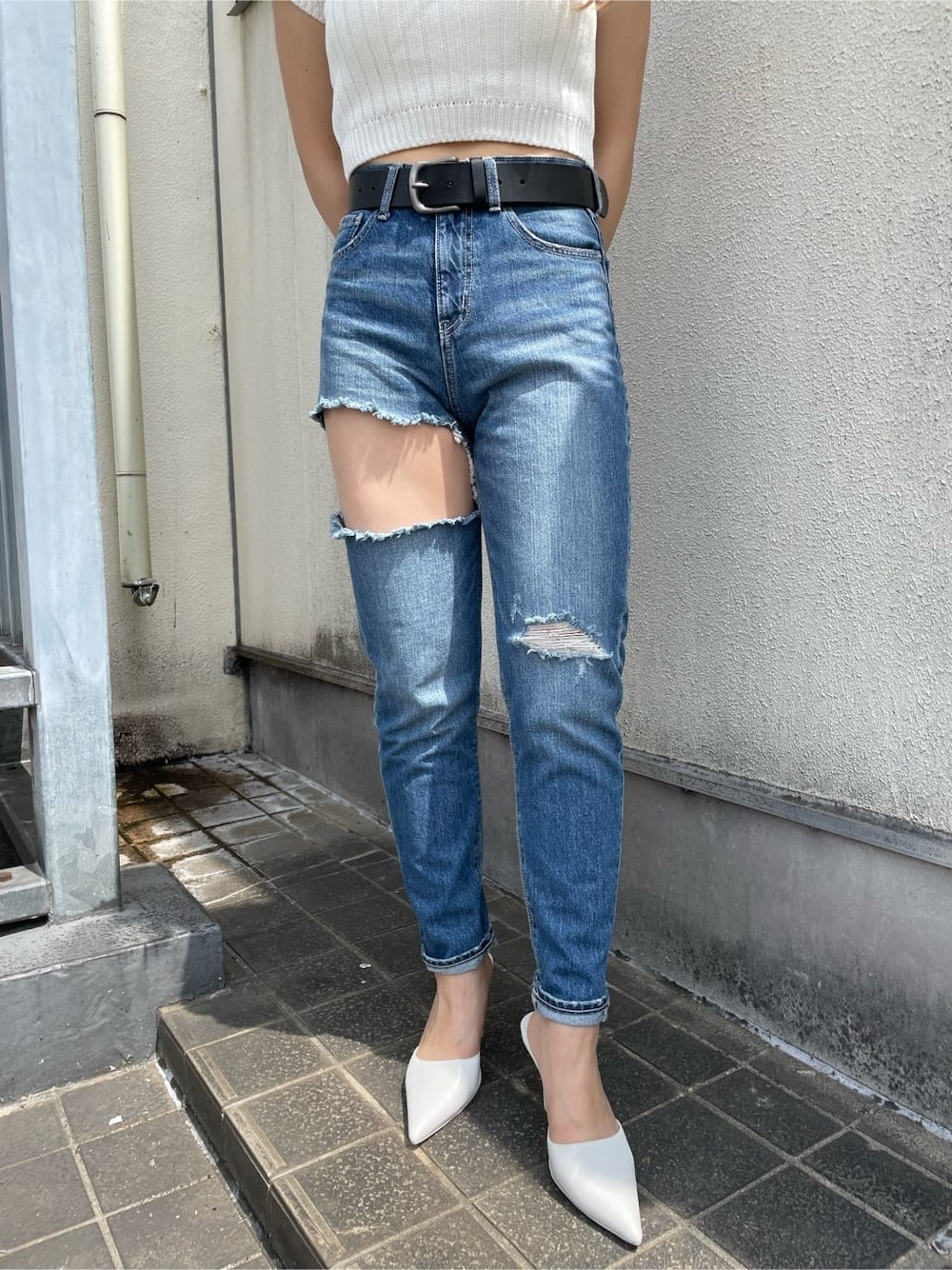 ホワイト系のパンプス、ホワイト系のニット/セーター、ブルー系のデニムパンツを着用したレディースの春コーディネートの6枚目の写真