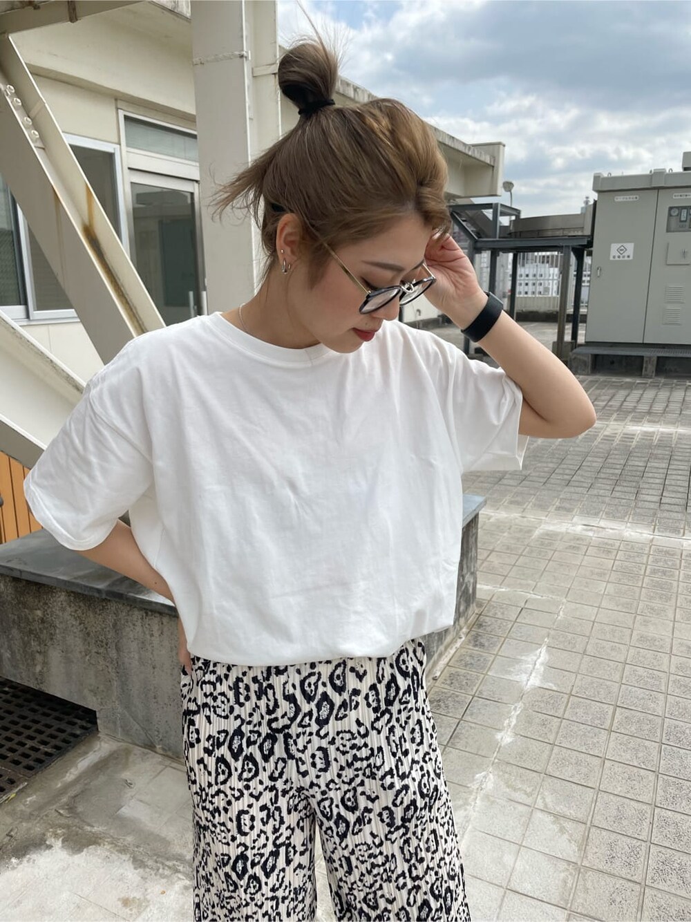ブラック系のパンプス、その他のその他パンツ、ホワイト系のTシャツ/カットソーを着用したレディースの春コーディネートの4枚目の写真