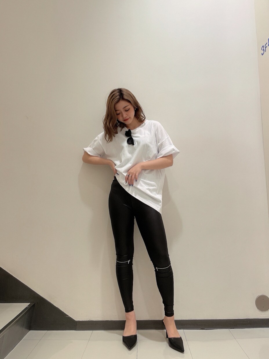 ブラック系のパンプス、ホワイト系のTシャツ/カットソー、ブラック系のレギンス/スパッツを着用したレディースの春コーディネートの5枚目の写真