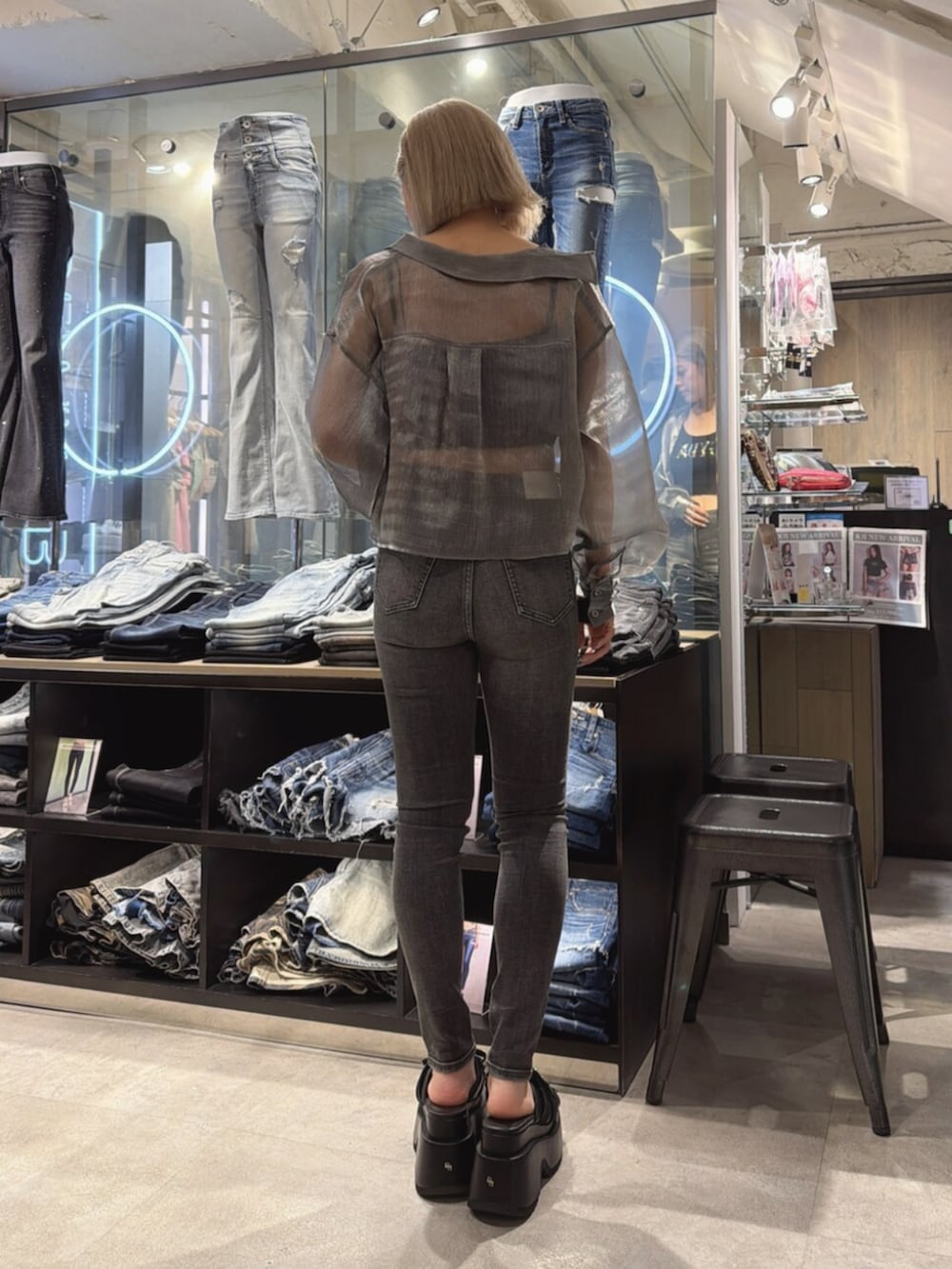ブラック系のサンダル、グレー系のシャツ/ブラウス、ブラック系のデニムパンツを着用したレディースの夏コーディネートの3枚目の写真