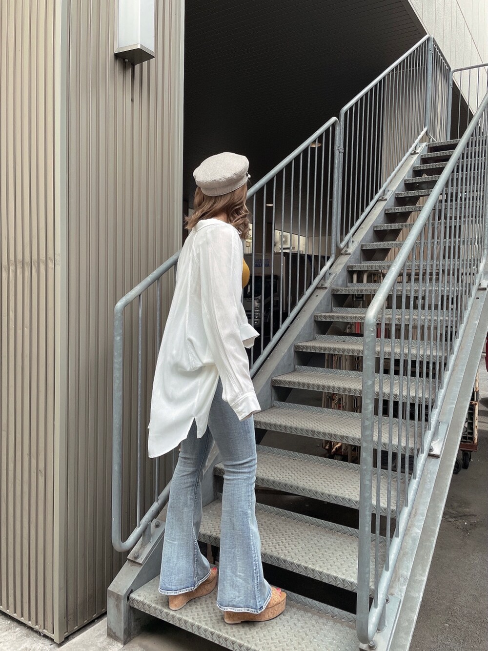 ホワイト系のシャツ/ブラウス、イエロー系のシャツ/ブラウス、ブルー系のデニムパンツを着用したレディースの夏コーディネートの6枚目の写真