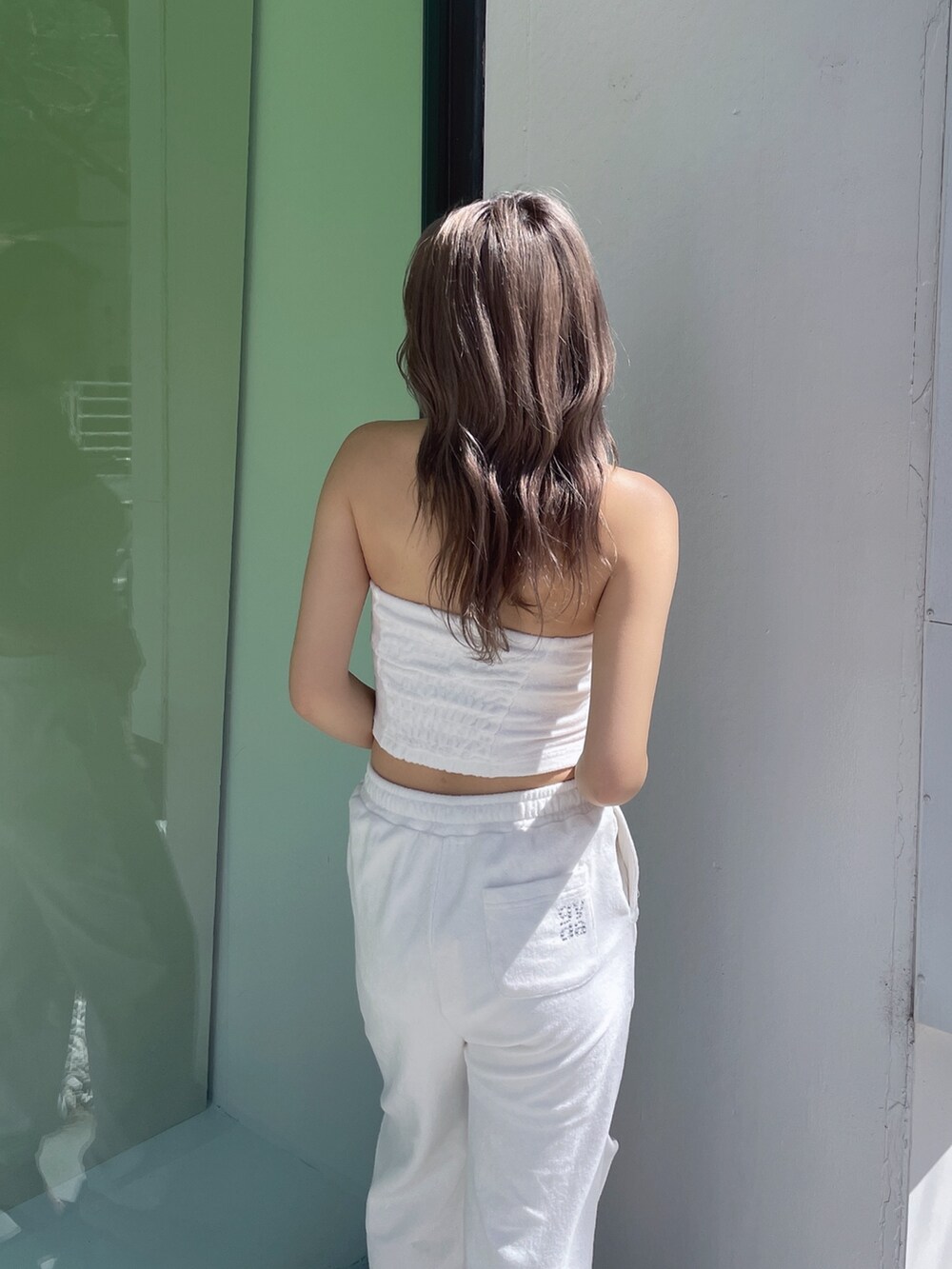 ブラック系のカーディガン/ボレロ、ホワイト系のチューブトップ、ホワイト系のその他パンツを着用したレディースの春コーディネートの4枚目の写真