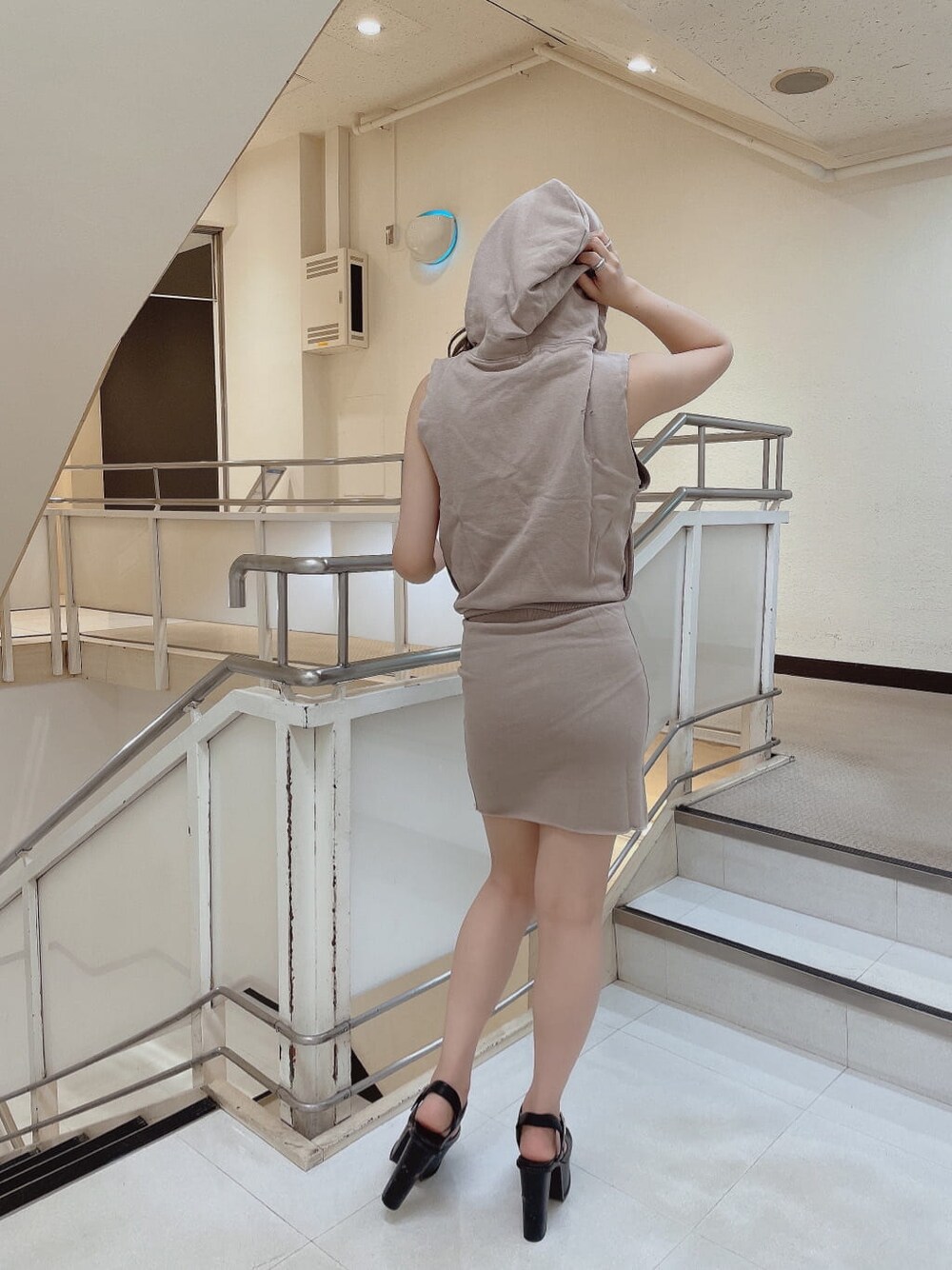 ベージュ系のスカート、ベージュ系のTシャツ/カットソーを着用したレディースの夏コーディネートの4枚目の写真