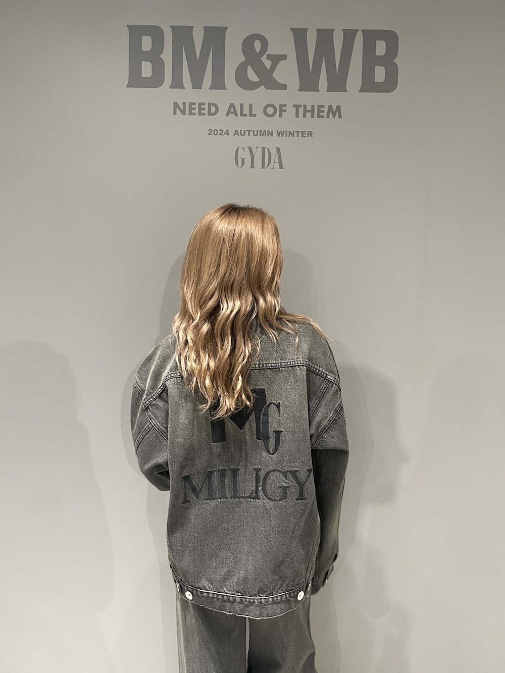 ブラック系のデニムジャケット、ブラック系のデニムパンツ、ブラック系のスリッポンを着用したレディースの秋コーディネートの5枚目の写真