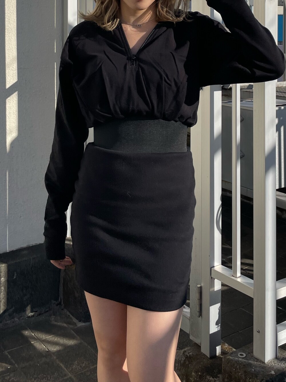 ブラック系のワンピースを着用したレディースの冬コーディネートの4枚目の写真