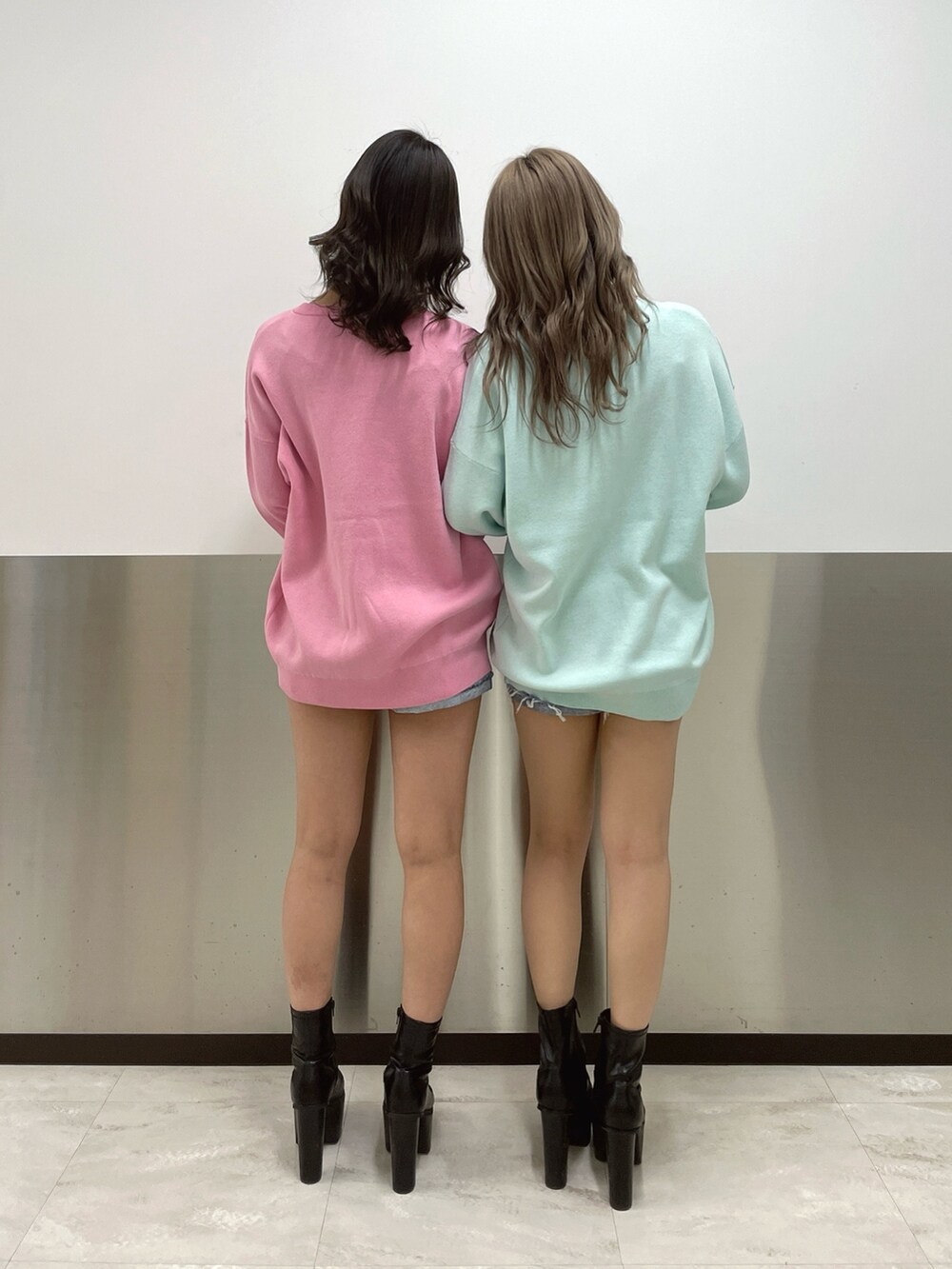 グリーン系のニット/セーター、ブラック系のブーツ、ブラック系のブーツを着用したレディースの冬コーディネートの3枚目の写真