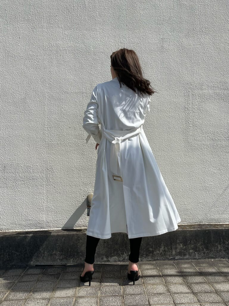 ブラック系のパンプス、ホワイト系のトレンチコートを着用したレディースの春コーディネートの6枚目の写真