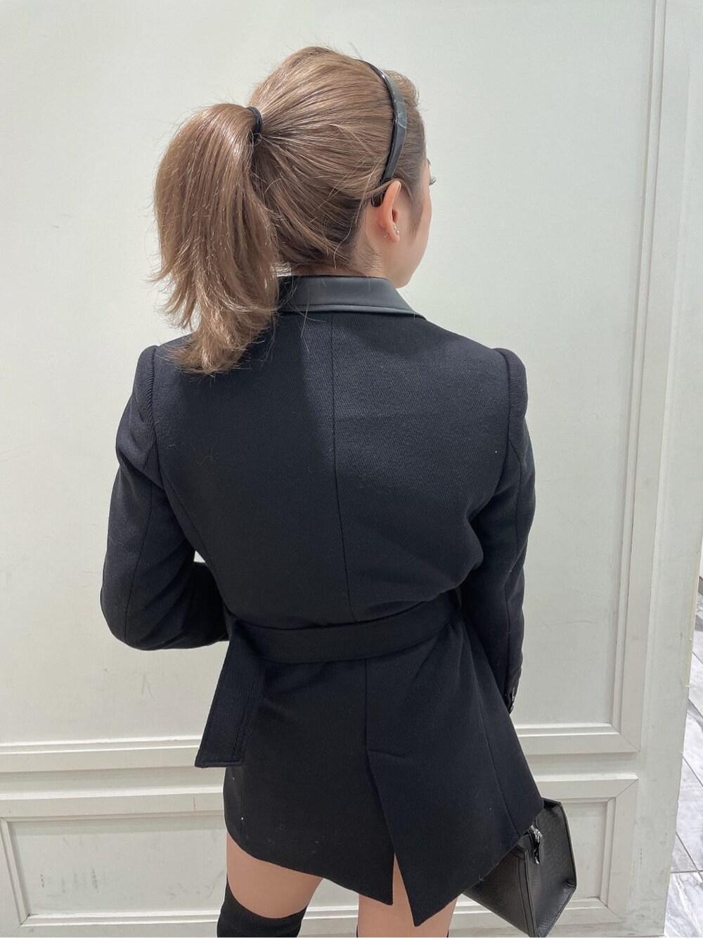 ブラック系のテーラードジャケット、ブラック系のデニムパンツ、ブラック系のTシャツ/カットソーを着用したレディースの秋コーディネートの4枚目の写真