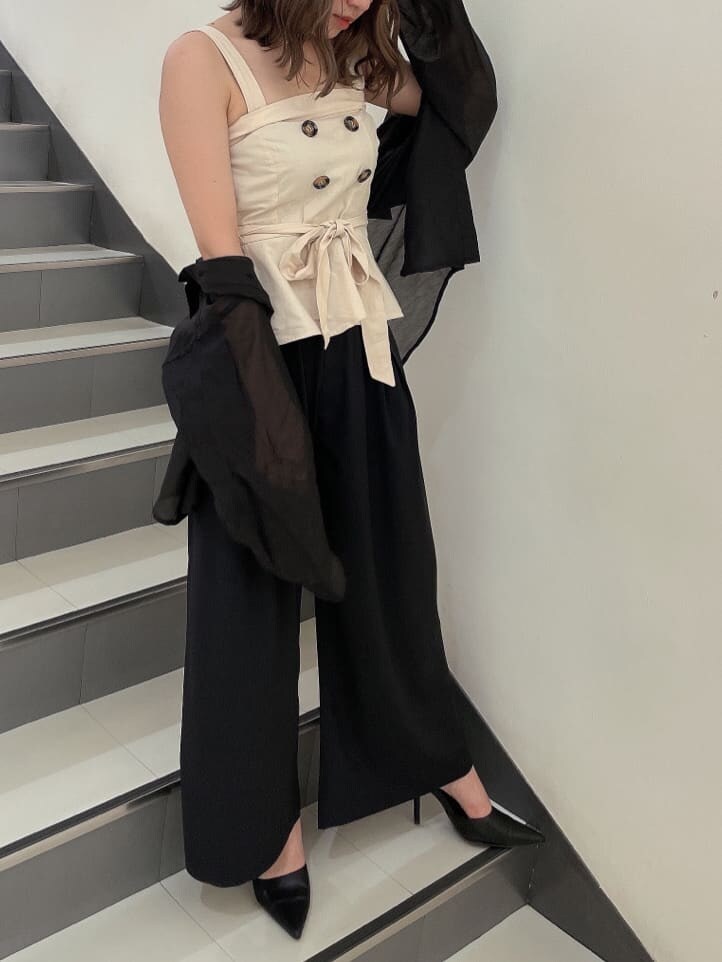 ブラック系のシャツ/ブラウス、ホワイト系のシャツ/ブラウス、ブラック系のスラックスを着用したレディースの夏コーディネートの3枚目の写真