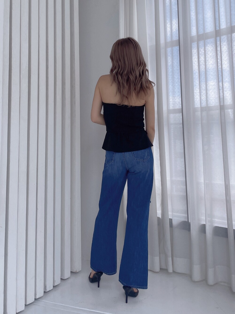 ブラック系のシャツ/ブラウス、ブルー系のデニムパンツ、ブラック系のパンプスを着用したレディースの夏コーディネートの3枚目の写真